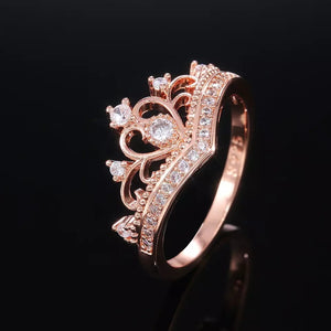 ⁨טבעת כתר מצופה זהב אדום 18 קראט משובצת בזירקונים דגם 63100499